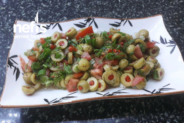 Yeşil Zeytin Salatası Tarifi