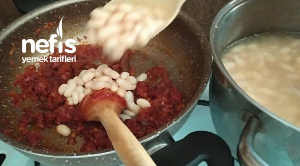 Συνταγή για Squishy φασόλια με λουκάνικο σε κατσαρόλα