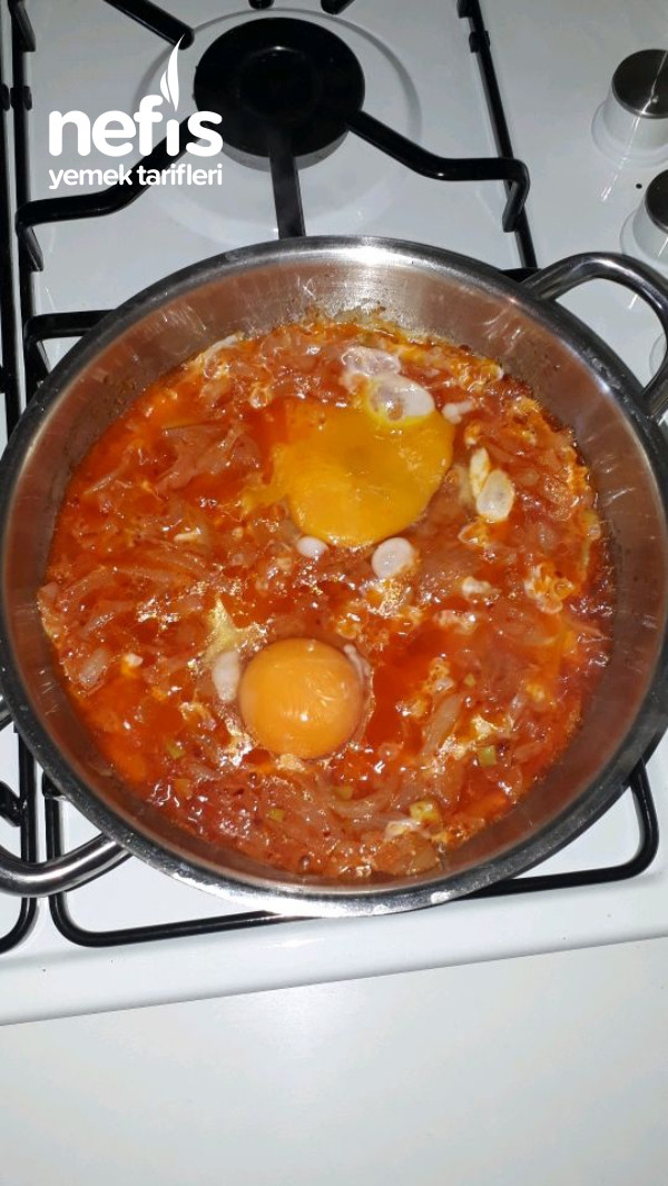 Sahanda Yumurtalı Salçalı Soğan Kavurması