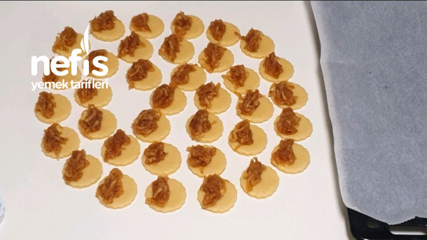 Çok Az Malzeme İle Tam 3 Tepsi Pastane Usulü Elmalı Kurabiye Tarifi (Videolu)