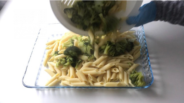 Fırıda Beşamel Soslu Brokolili Makarna Tarifi