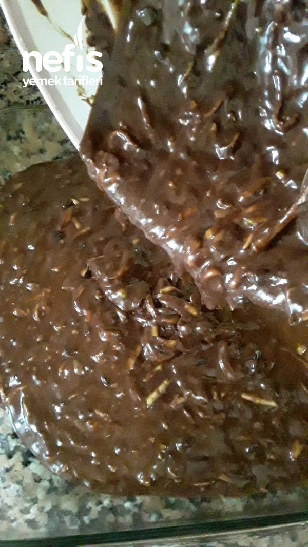 Browni Tadında Yeşil Kabaklı Nemli Kek (Mutlaka deneyin)