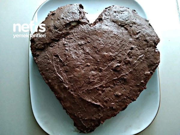 Bol Çikolatalı Yaş Pasta (Kalıpsız Kalpli)