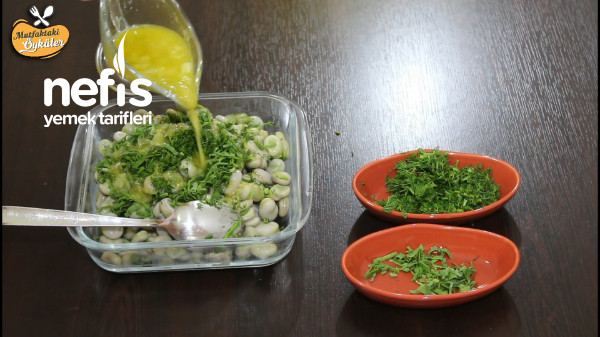 Yiyene Bir Daha Yedirten Ege Usulü İç Bakla Salatası (Videolu)
