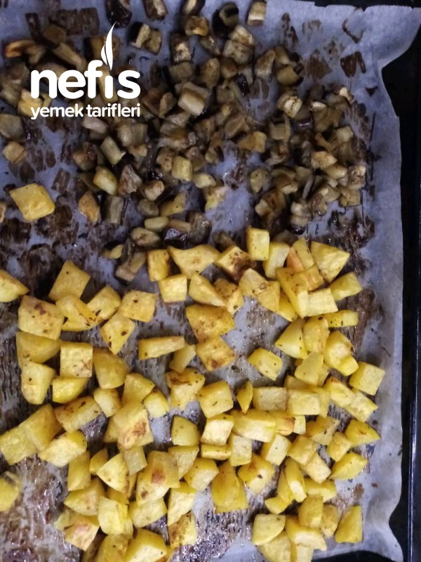 Bol Domates Soslu Fırında Patlıcan Ve Patates Kızartması