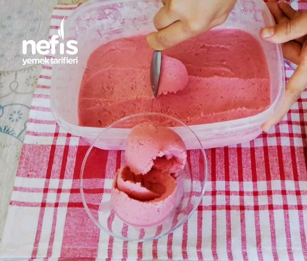 Ev Yapımı Çilekli Dondurma Tarifi  (Videolu)