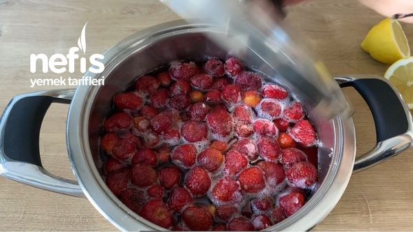Şekerli Sevmeyenlere Tam Kıvamında Çilek Reçeli Tarifi (Videolu)