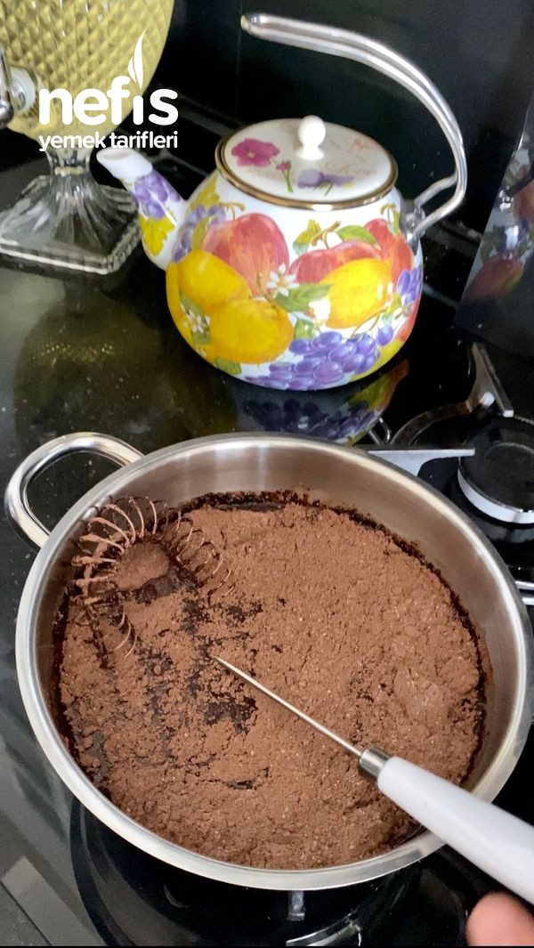 Pratik Çikolata Soslu Tart Pasta