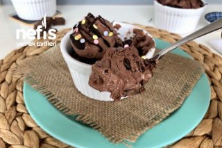 1 Kutu Kremayla Çikolata Parçalı Dondurma Videolu Tarifi