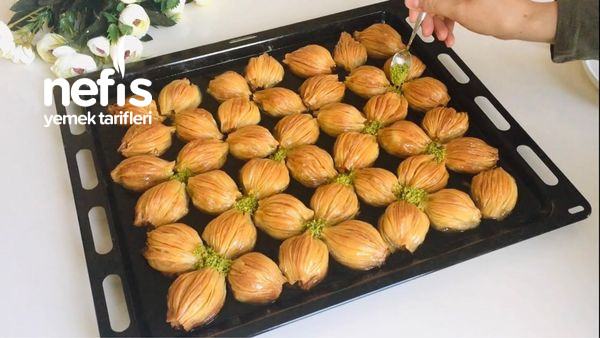 Bu Bayram Bu Tatlıyı Mutlaka Yapın! Kaymaklı Mekik Baklava Tarifi (Videolu)