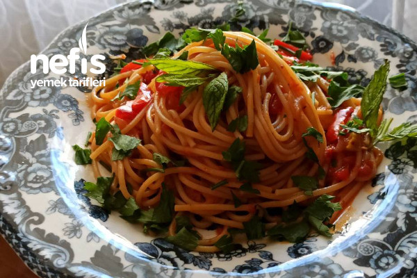 iki-kisilik-kendi-sosunda-pisen-spagetti.jpg