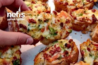 Kahvaltılık Mini Pizzalar Misafirlere Yakışır Tarifi