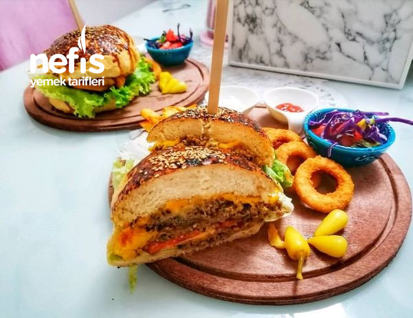 Hamburger (Hamurger Ekmeği+Köftesi+Karamelize Soğanı İle)