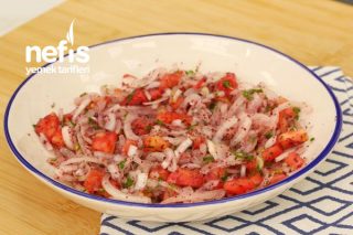 Et Yemeklerinin Vazgeçilmezi Sumaklı Soğan Salatası (videolu) Tarifi