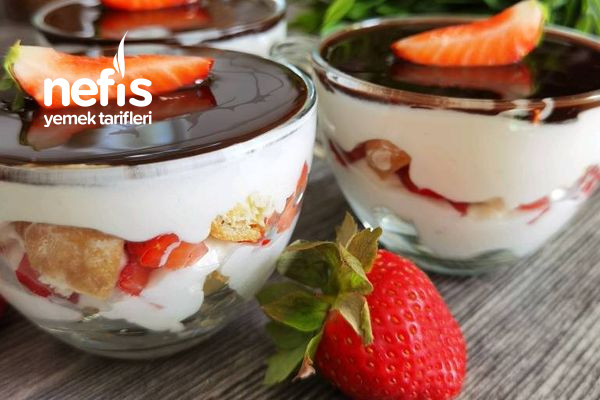 bardakta-cilekli-ve-profiterol-tatlisi.jpg