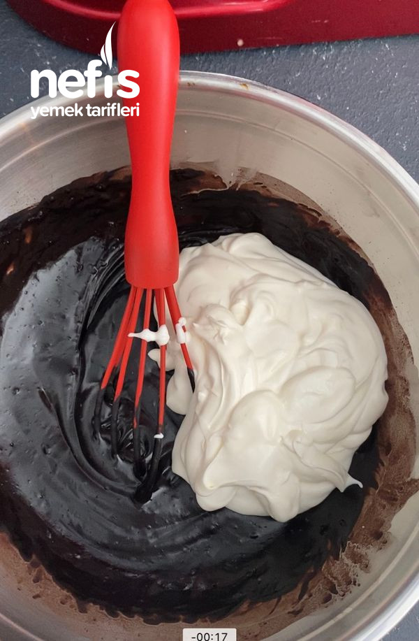 Nemli Dokusuyla Büyüleyen Cheesecake Dolgulu Bol Çikolatalı Kek