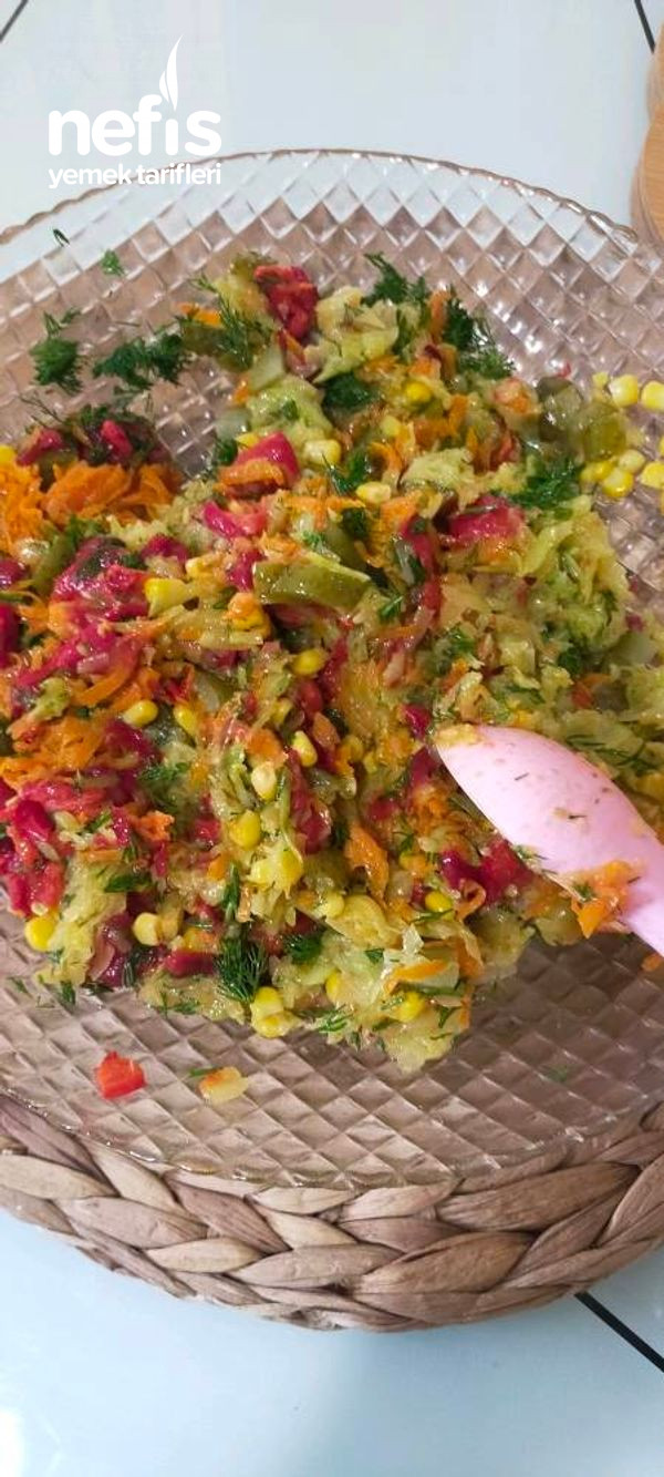 Közlenmiş Kırmızı Biberli Dereotlu Havuçlu Kabak Salatası