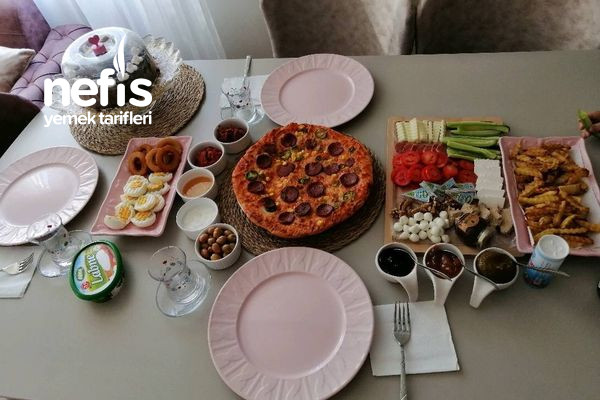 kahvalti-masasi-pizza-tarifi.jpg