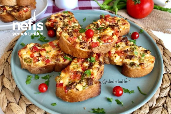 sucuklu-sebzeli-kahvaltilik-ekmek-dilimleri.jpg