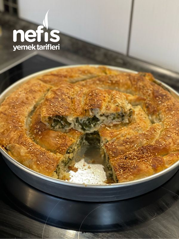 Hazır Yufkadan Sosuna Bayılacağınız Ispanaklı Peynirli Börek (Kabarmaya Doymuyor)