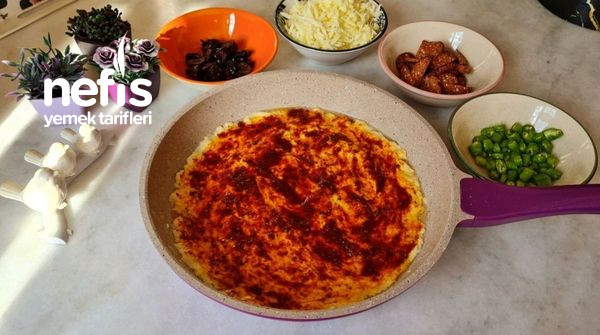 Kahvaltıya 5 Dakikada Tavada Pizza Tarifi (Videolu)