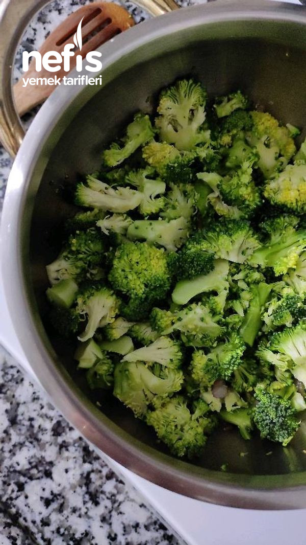 Kaşık Kaşık Yediren Brokoli Çorbası