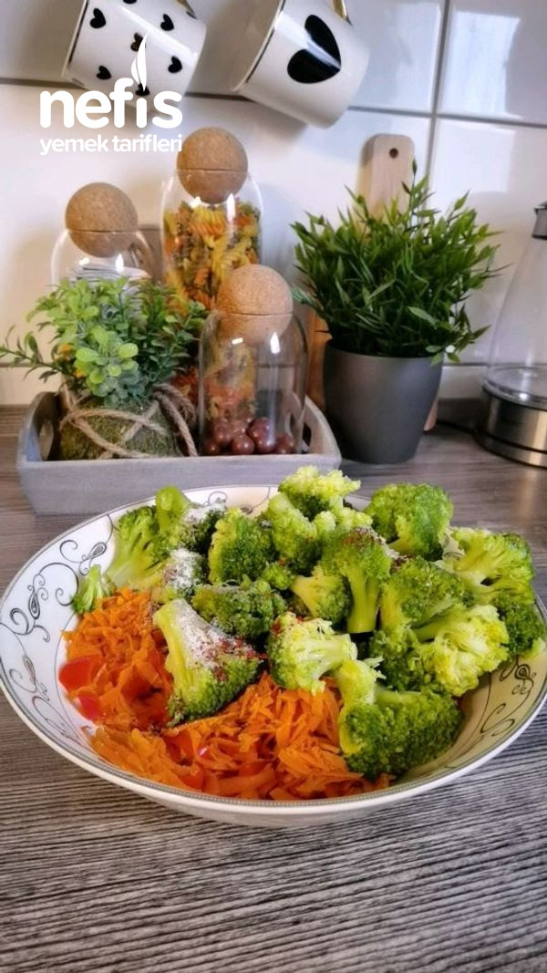Tok Tutan Brokoli Salatası