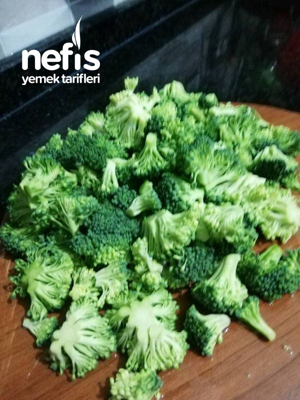Brokoli Salatası (Brokoliyi Sevdirir)