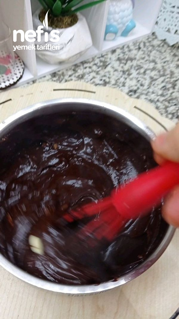 Muhteşem Dokusu İle Ev Yapımı Çikolata Sosu