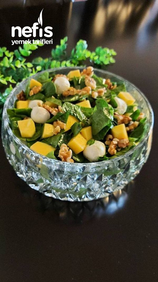 Mangolu Ispanak Salatası