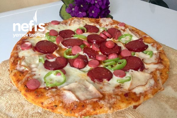 disardakilerden-hic-farki-olmayan-ince-hamurlu-pizza.jpg
