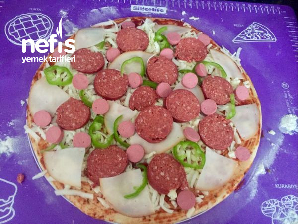 Pizza (Dışardakilerden Hiç Farkı Olmayan İnce Hamurlu)