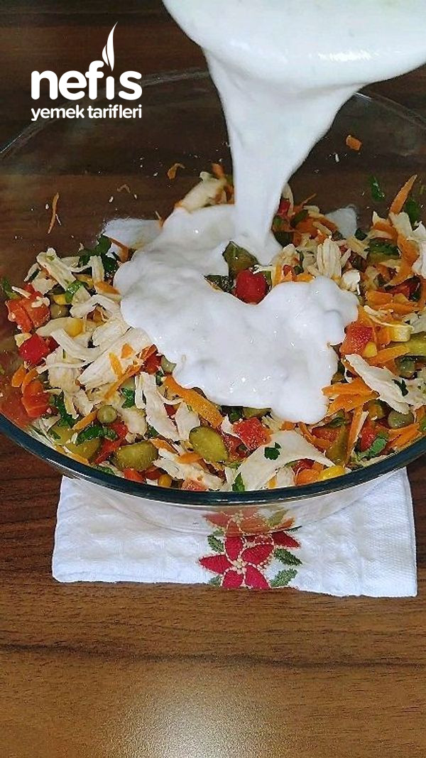 Tavuklu Bol Garnitürlü Yoğurtlu Salata (Salataya Doyamayanlar)