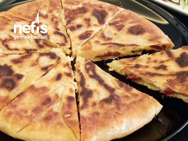 10 Dakikada Sucuklu Tava Ekmeği (Pizza Lezzetinde)