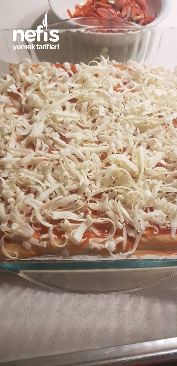 Tepsi Pizzası (Pastanede Yediklerinizden Çok Daha Lezzetli)