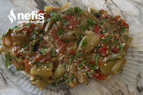 Közlenmiş Patlıcan Biber Domates Salatası Tarifi