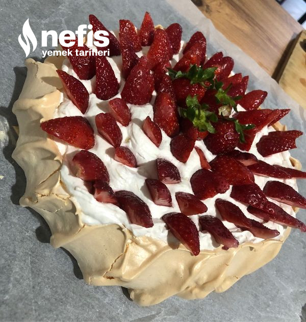 Pavlova επιδόρπιο φράουλα και μπανάνα