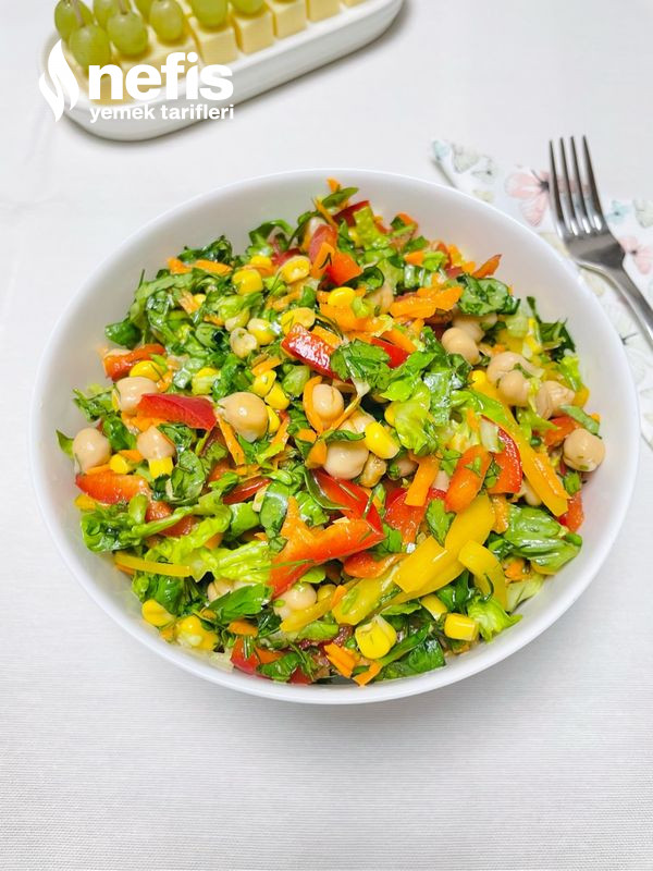 Vitamin Deposu Yeşillikli Nohut Salatası (Diyet Yapanlar İçin İdeal)