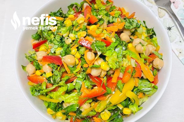 Vitamin Deposu Yeşillikli Nohut Salatası (Diyet Yapanlar İçin İdeal) Tarifi