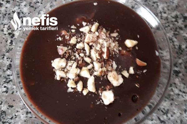 Kakaolu Bisküvili Çikolata Soslu Pratik Tatlı Tarifi