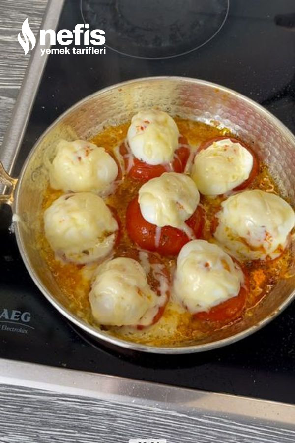 Tomates Yatağında Yumurta (Kahvaltıya Kaçmaz)