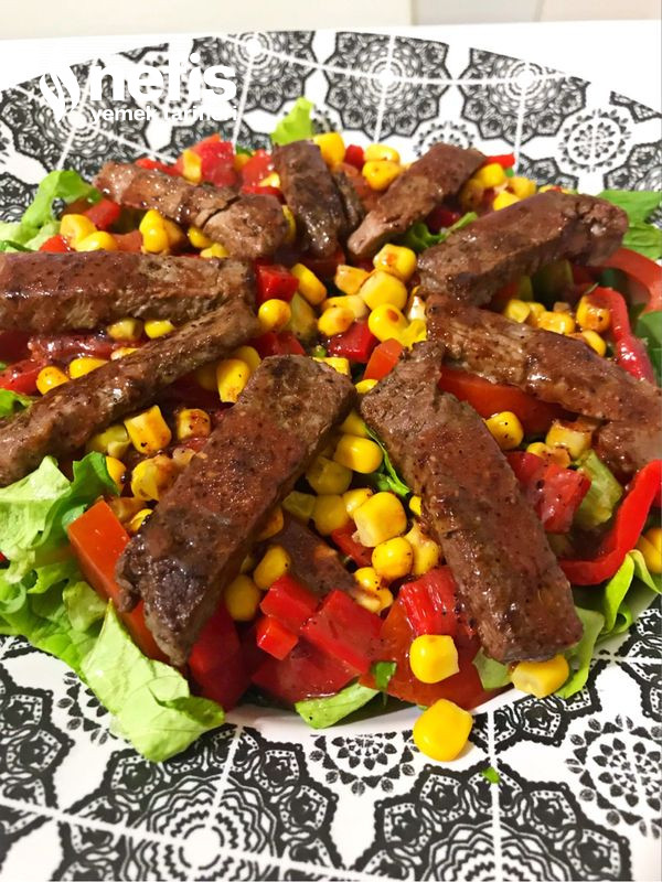 Biftekli Salata (Dışarıda Yediklerinizden Çok Daha Lezzetli)