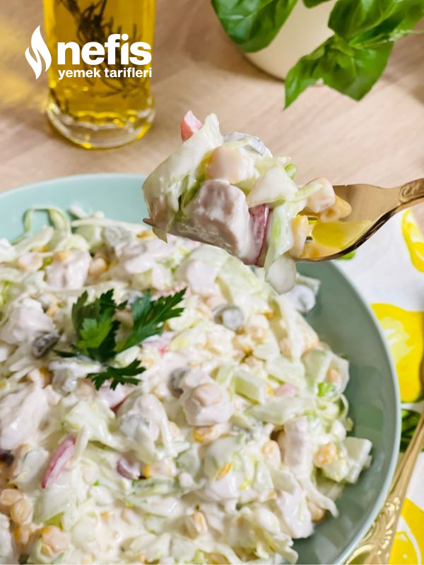 Tavuklu Yoğurtlu Göbek Marul Salatası