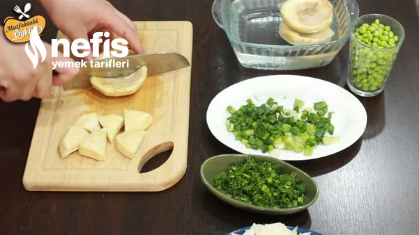 Ege Mutfağından Bezelyeli Enginar Yemeği Tarifi (Videolu)