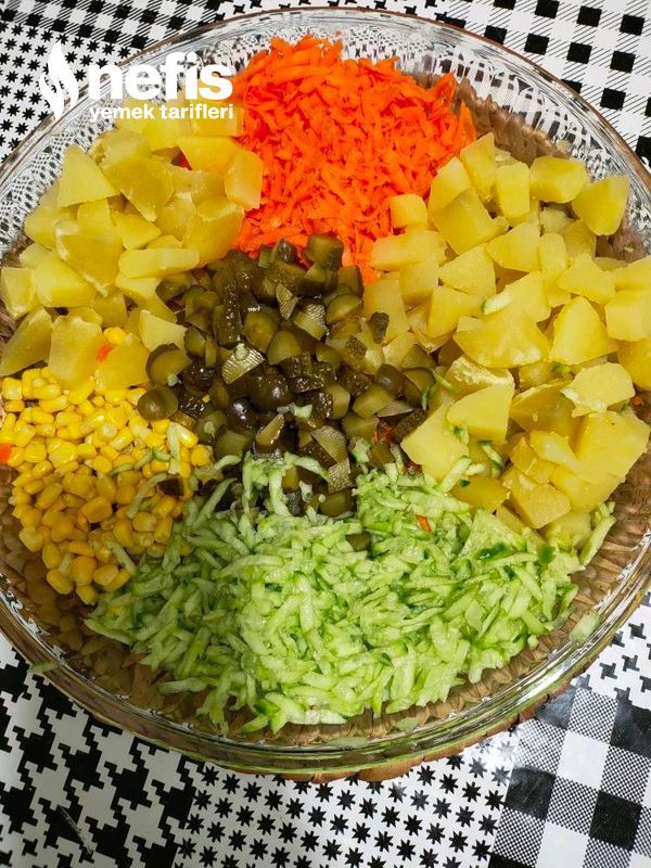 Ferahlatan Salata (Evde Ne Varsa Salatası)