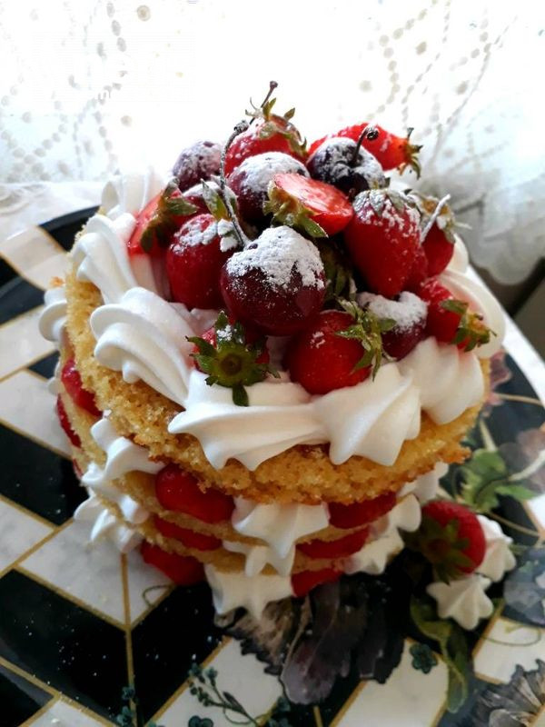 Çilekli Naked Cake