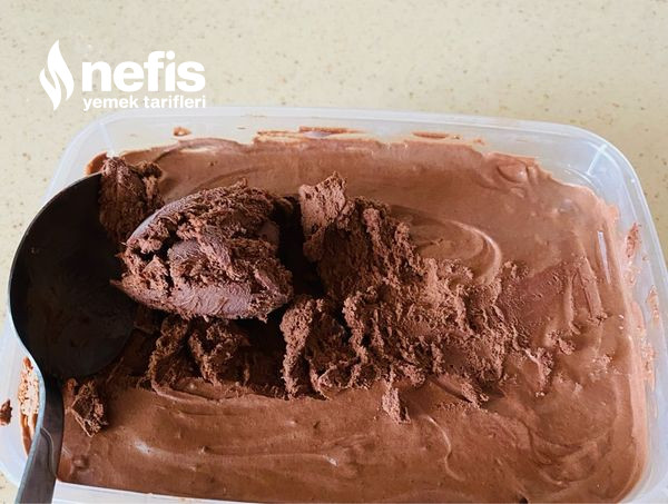 En Kolay Dondurma Kakaolu Çikolata Parçacıklı