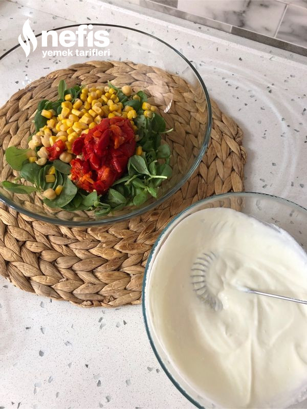 Yedikçe Yedirten Köz Biberli Nohutlu Semizotu Salatası