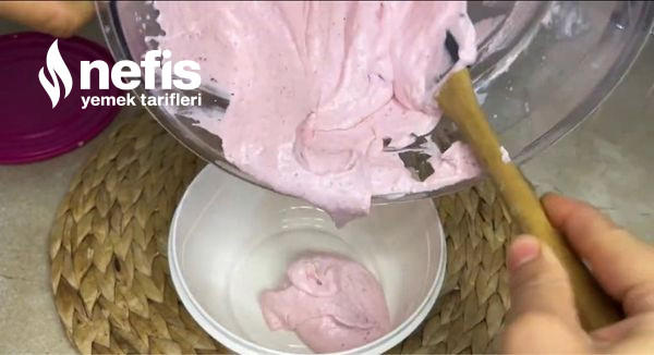 Sadece 3 Malzemeli Çilekli Dondurma (Videolu)