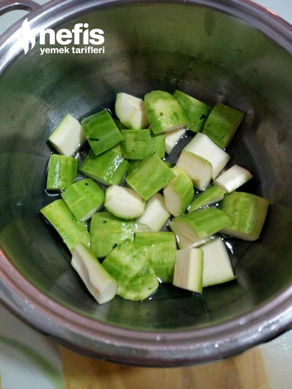 Tüm Malzemelerin Muhteşem Uyumu İle Sarımsaklı Yeşil Kabak Salatası